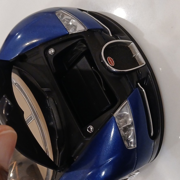 1/18 AUTOart Bugatti EB 16.4 Veyron Production Car Black and Blue - Picture 4 of 7